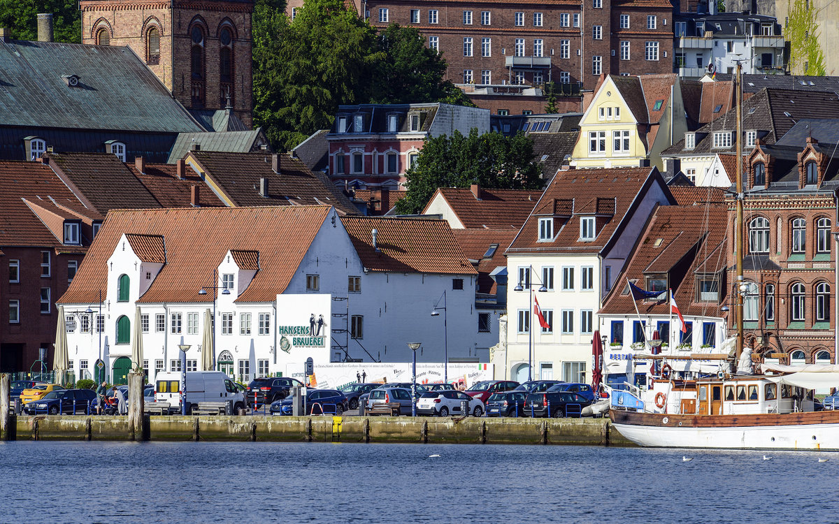 Blick auf die Flensburger Schiffbrcke vom Osthafen. Im weien Gebude an der Ecke Kurze Strae und Schiffbrcke ist die Hansens Brauerei. Aufnahme: 16. Juni 2019.