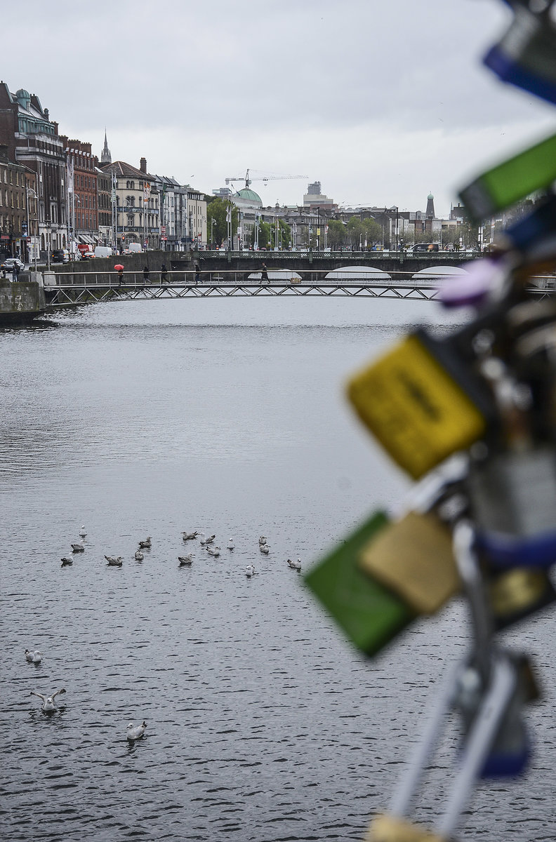 Blick auf den Fluss Liffey von Ha'Penny Bridge in Dublin. Aufnahme: 11. Mai 2018.