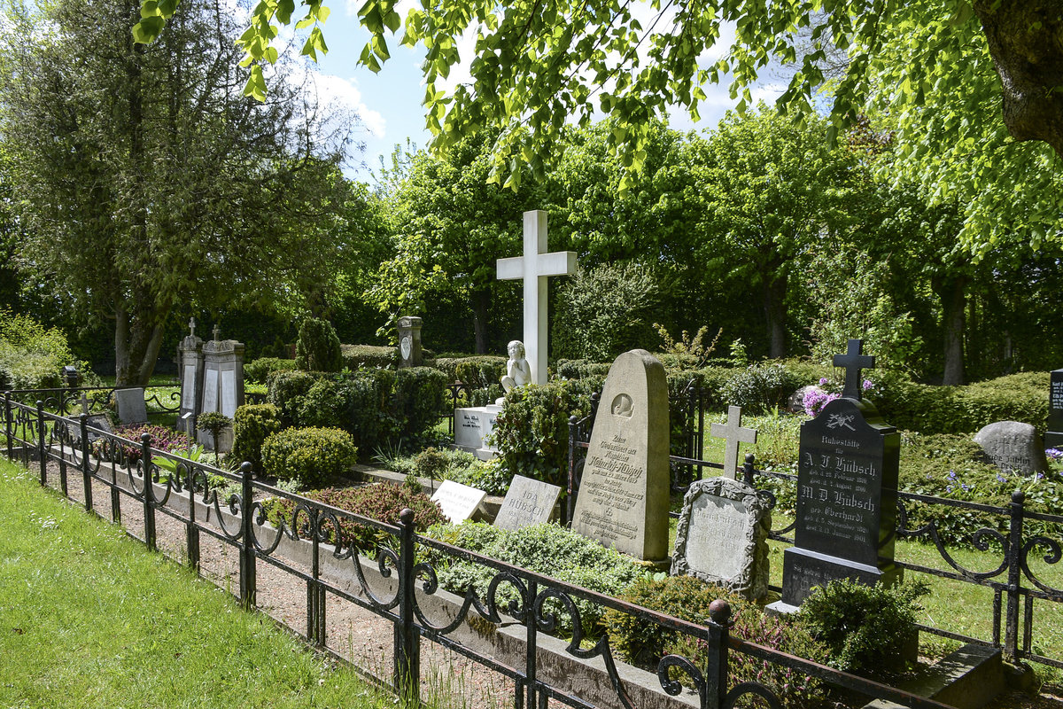 Blick auf den Friedhof an der Schifferkirche zu Arnis. Aufnahme: 11. Mai 2020.