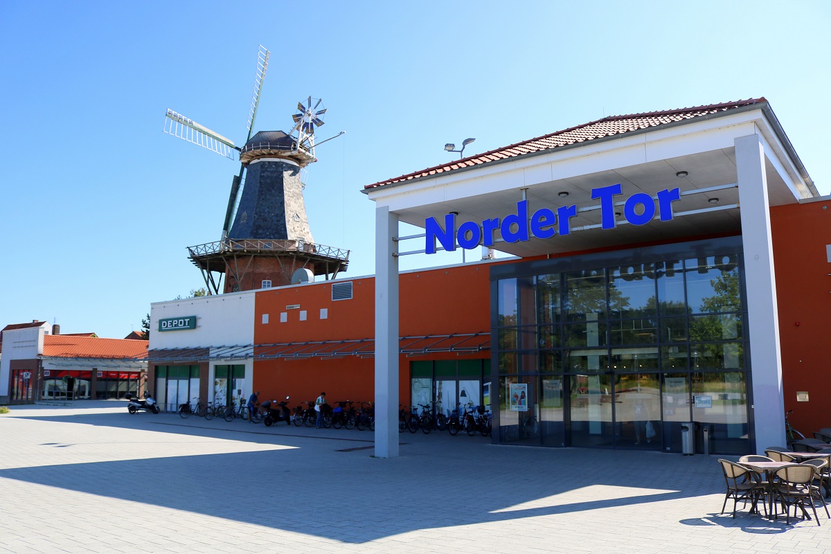 Blick auf die Frisia-Mhle neben dem Einkaufszentrum  Norder Tor  in Norden. [26.7.2017 - 10:20 Uhr]