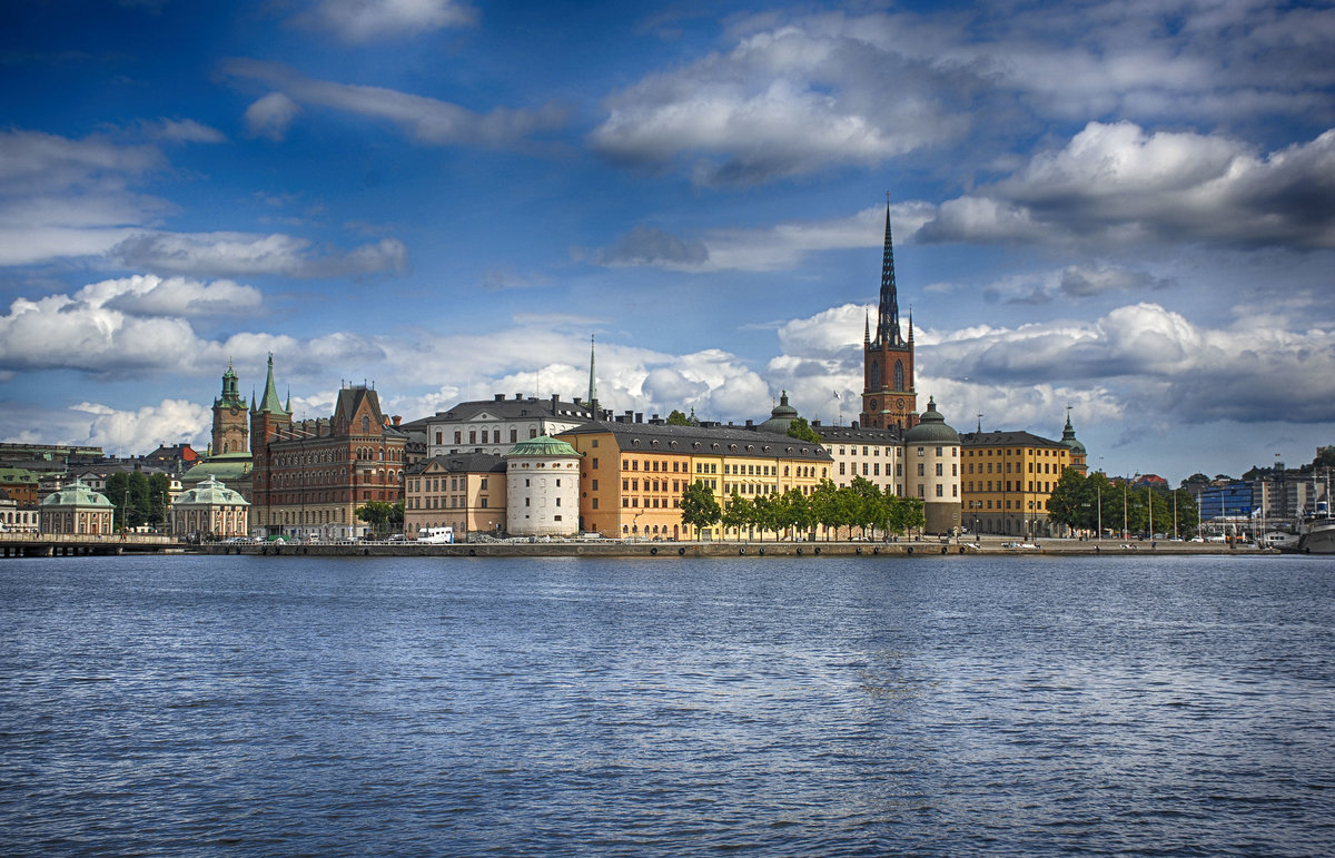 Blick auf Gamla Stan (die Stockholmer Altstadt) vom Stadshustrdgrden (Rathausgarten). Aufnahme: 25. Juli 2017.