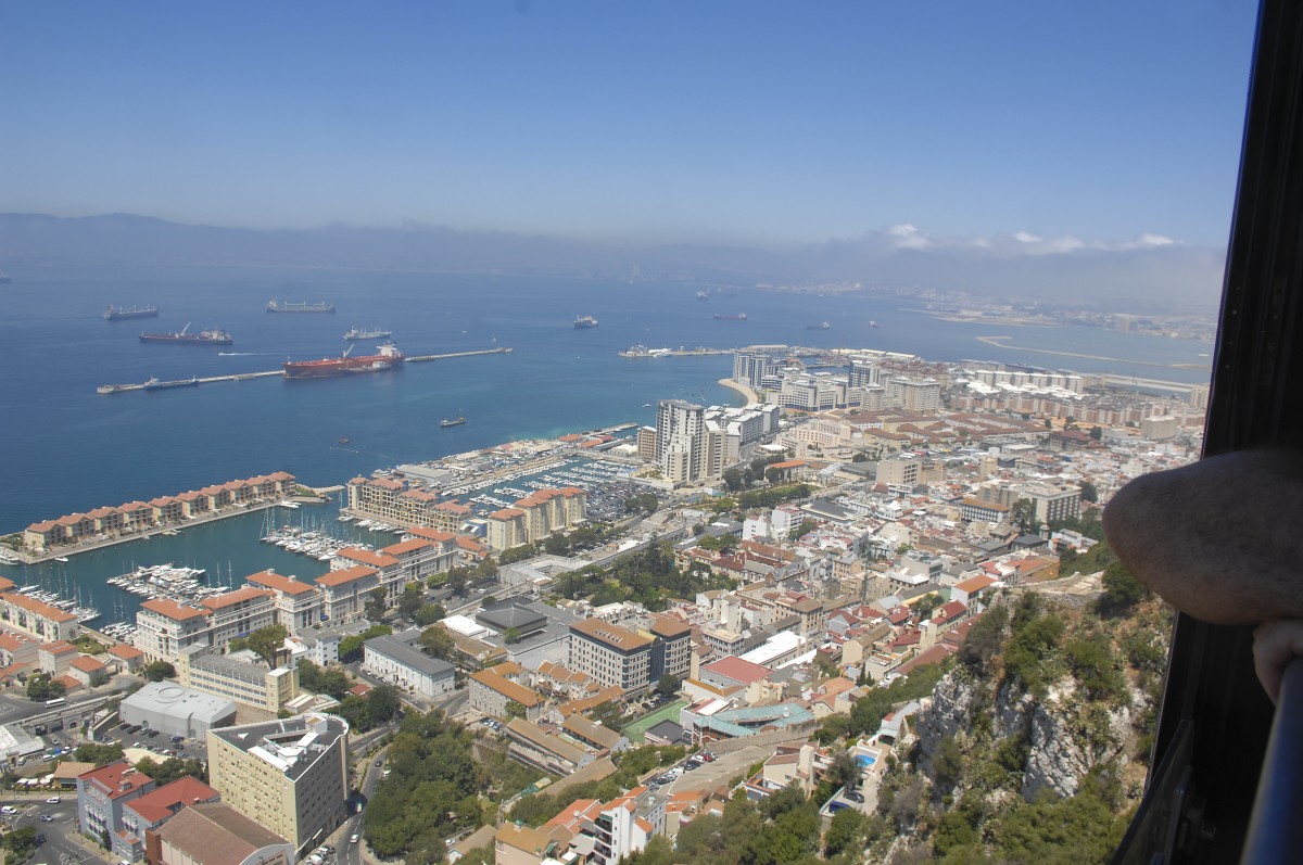Blick auf Gibraltar vom Upper Rock Nature Reserve. Aufnahme: Juli 2014.