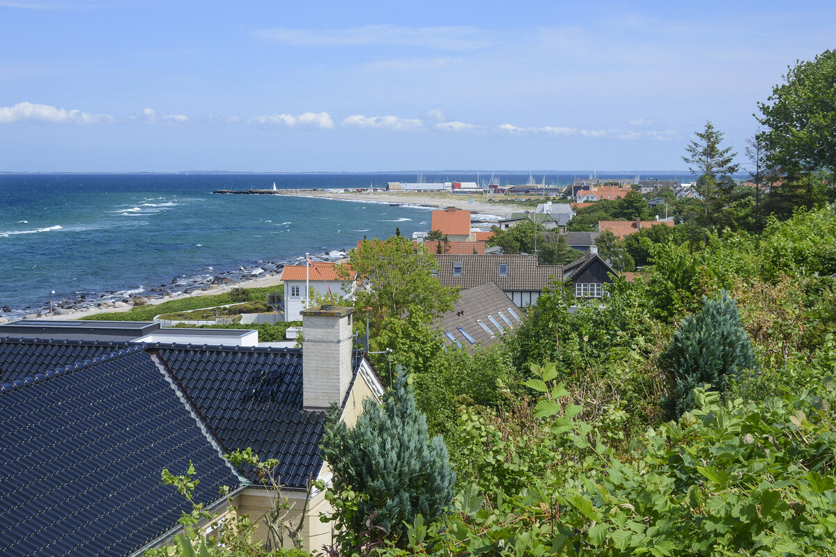 Blick auf Gilleleje vom Wanderweg Gilbjergstien. Aufnahme: 23. Juni 2023.