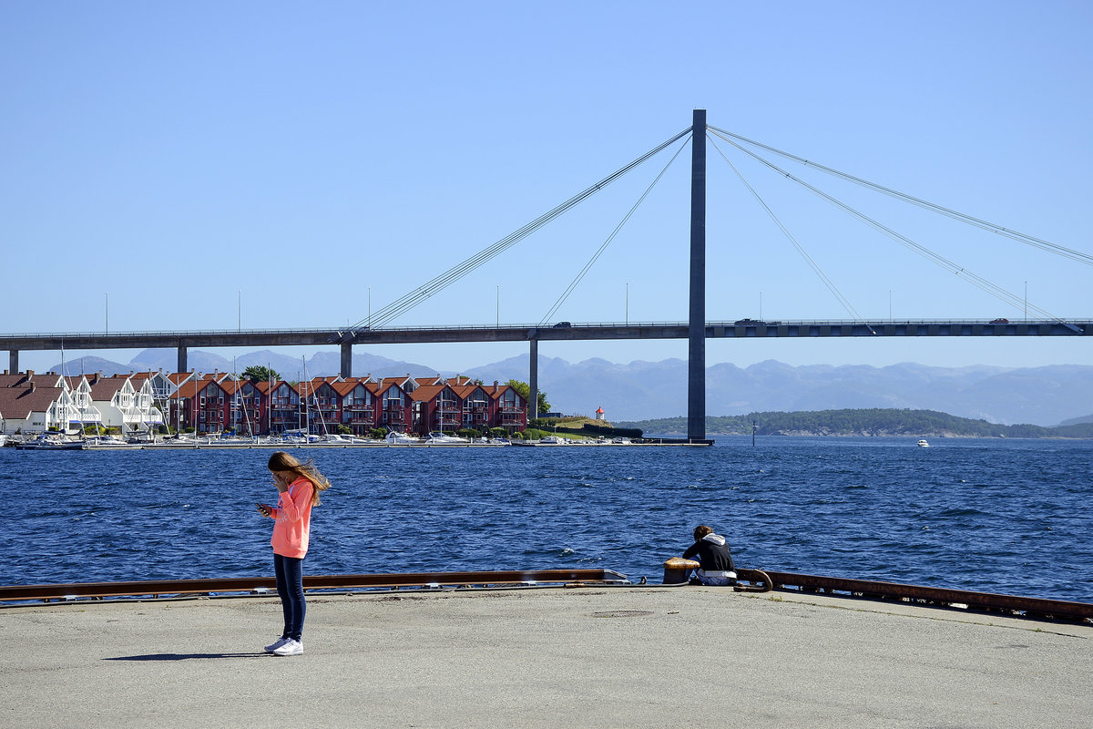 Blick auf Grasholmen und die Bybrua (deutsch: Stadtbrcke) in Stavanger. Aufnahme: 3. Juli 2018.