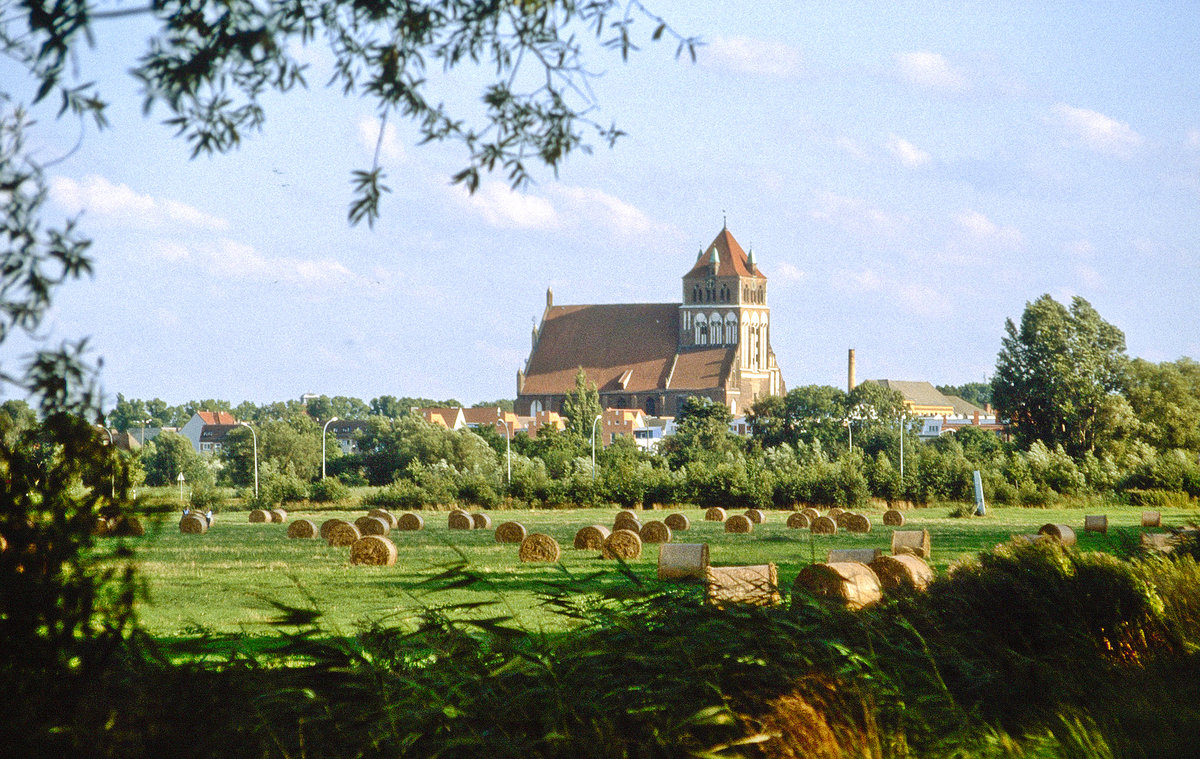 Blick auf Greifswald mit Marienkirche. Bild vom Dia. Aufnahme: August 2001.