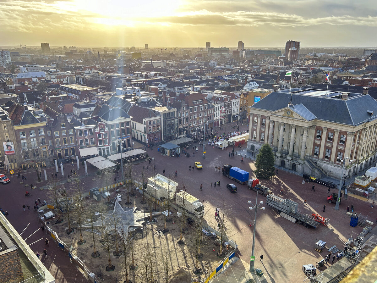 Blick auf den Grote Markt von den Martinitoren in Groningen.Aufnahme: 29. Dezember 2023.