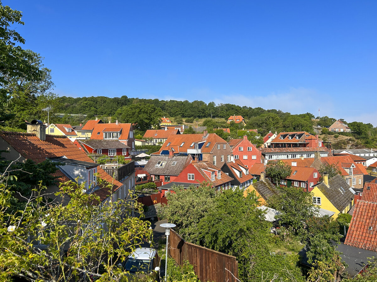 Blick auf Gudhjem vom Hgel bei der Kirche von Gudhjem (Insel Bornholm). Aufnahme: 17. Juni 2023.