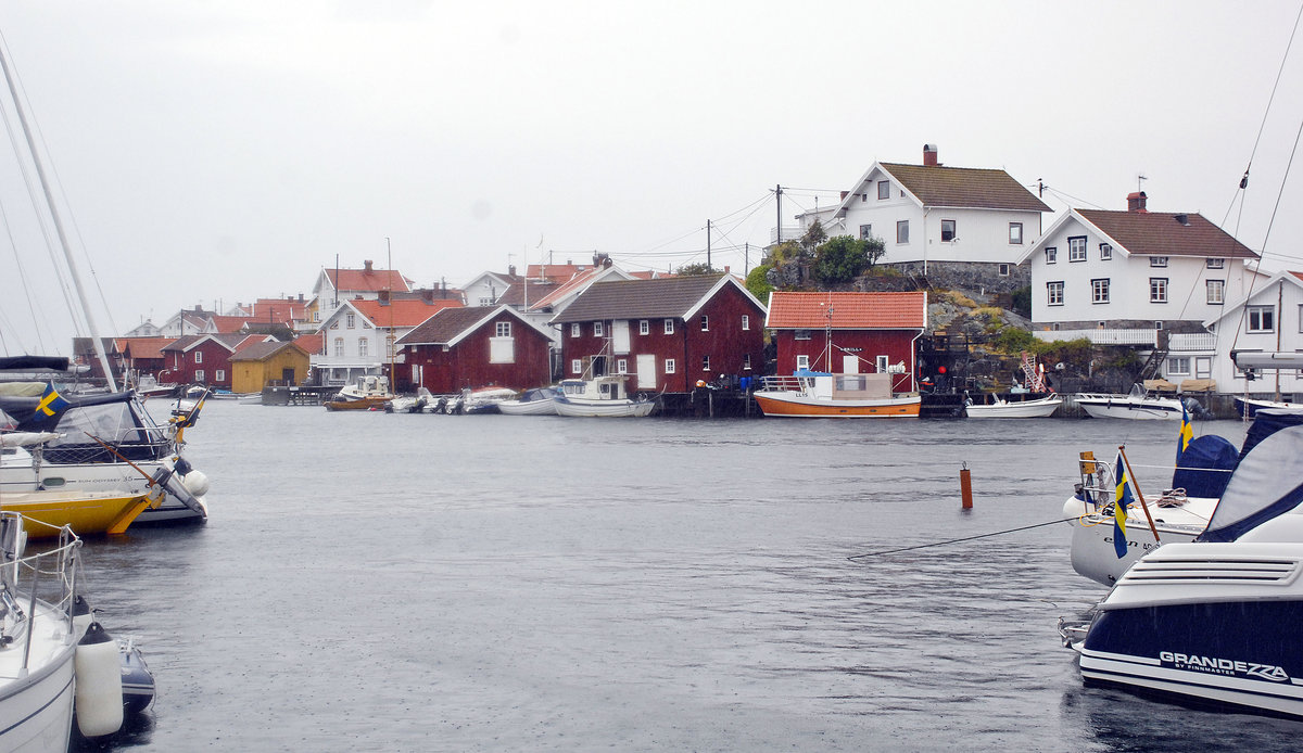 Blick auf Gullholmen von der Brcke zum Gstehafen. Gullholmen liegt auf einer Insel im Bohuslner Schrengarten nrdlich von Gteborg.
Aufnahme: 3. August 2017.
