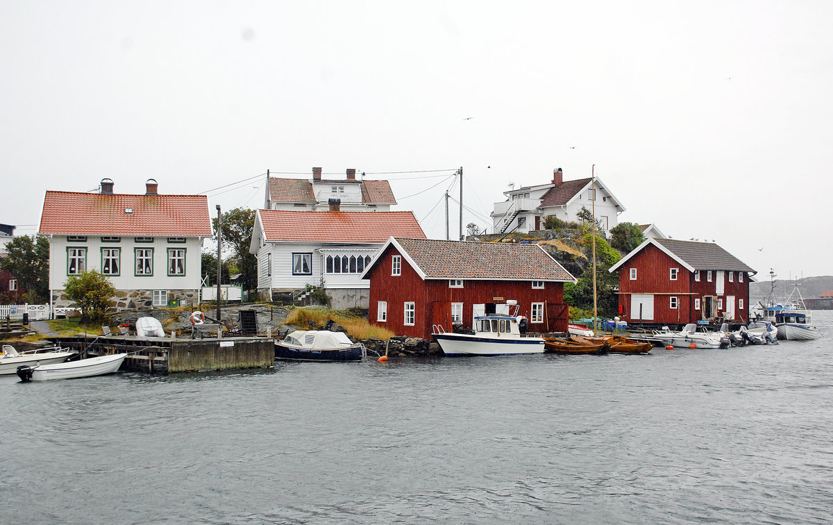 Blick auf die Gullholmen von der Insel Lilla Hrman. Gullholmen liegt auf einer Insel im Bohuslner Schrengarten nrdlich von Gteborg. 
Aufnahme: 3. August 2017.