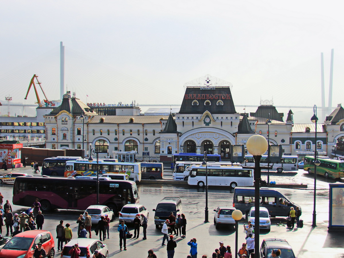 Blick auf den Hafen und den Bahnhof  von Wladiwostok am 23. September 2017.
