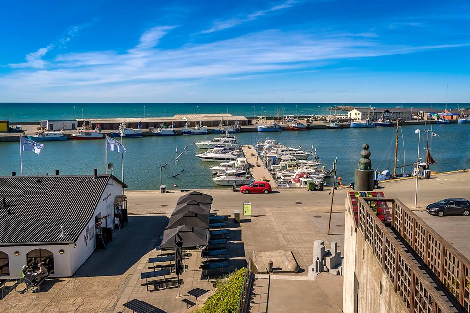 Blick auf den Hafen von Hirtshals - Dnemark 
An der Groen Treppe hat man einen Traumhaften Blick auf den Hafen der Stadt .