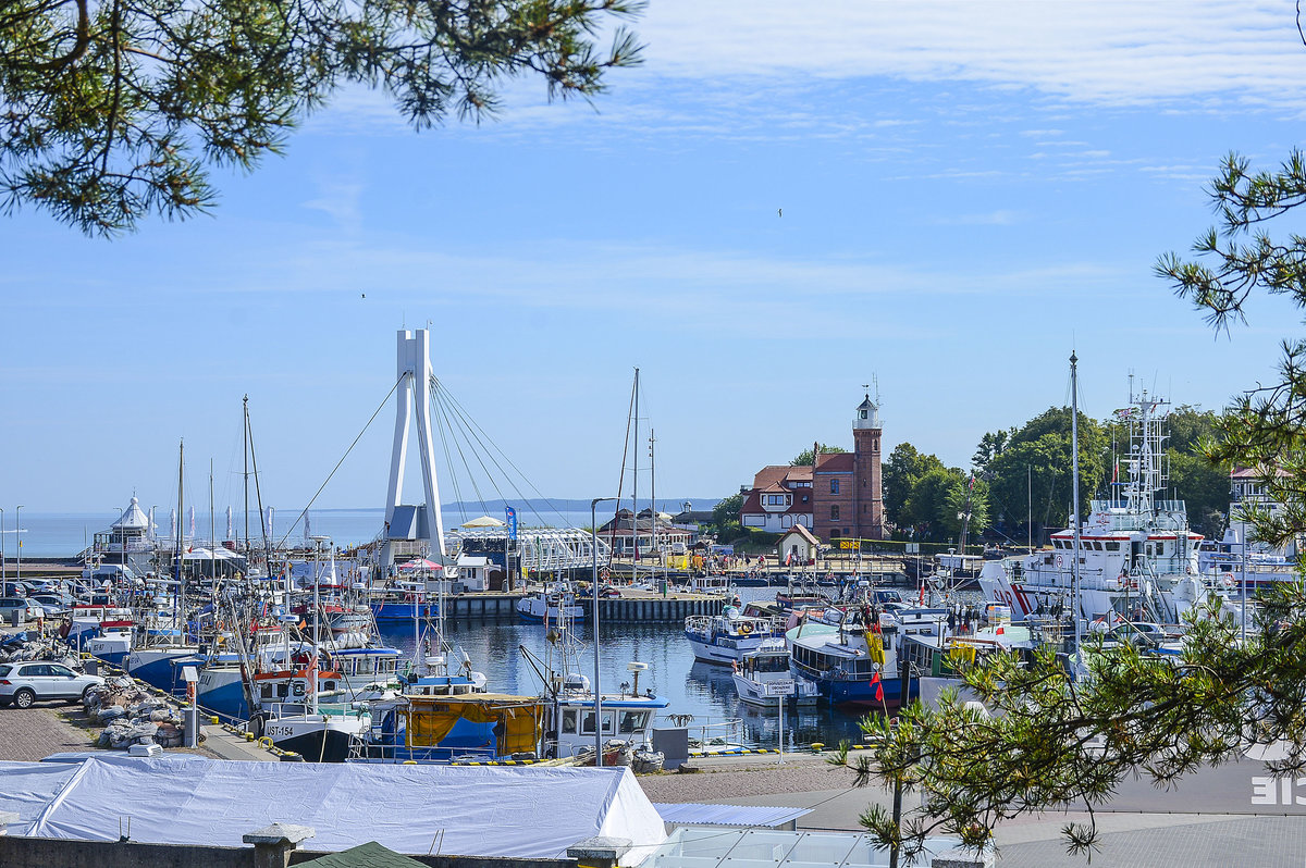 Blick auf die Hafenbrcke bzw. den Leuchtturm von Ustka (Stolpmnde) in Hinterpommern. Aufnahme: 21. August 2020.