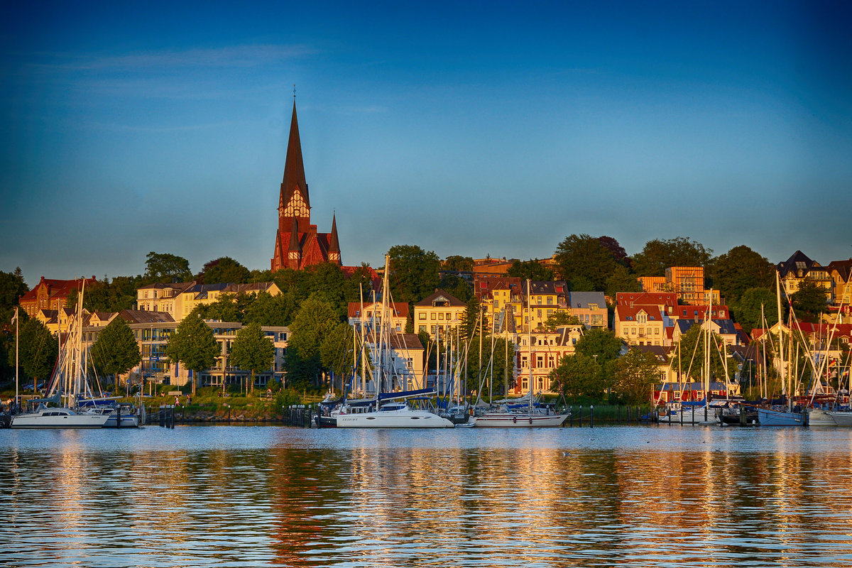 Blick auf Hafendamm am Ostufer der Flensburger Innenfrde. Auf dem Hgel ist die St.-Jrgen-Kirche zu sehen. Aufnahme: 17. Juli 2020.
