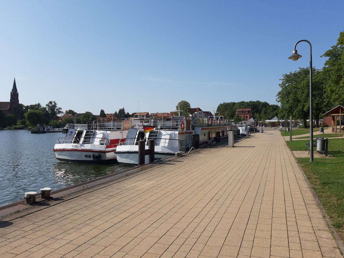 Blick auf die Hafenpromenade von Rbel, 25.07.2019