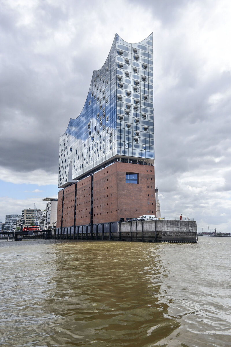 Blick auf die Hamburger Elbphilharmonie von der �berseebr�cke. Aufnahme: 11. August 2026.