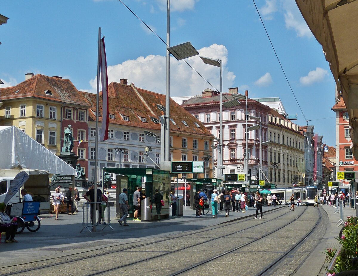 Blick auf den Hauptplatz mit den Straenbahnhaltestellen in Graz. 02.06.2023
