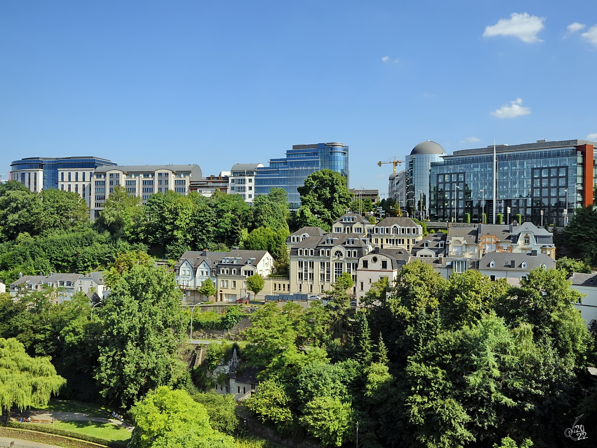 Blick auf die Hauptstadt Luxemburg mit der Unter- und Oberstadt und im Hintergrund moderne Verwaltungsgebude. (Juli 2013)