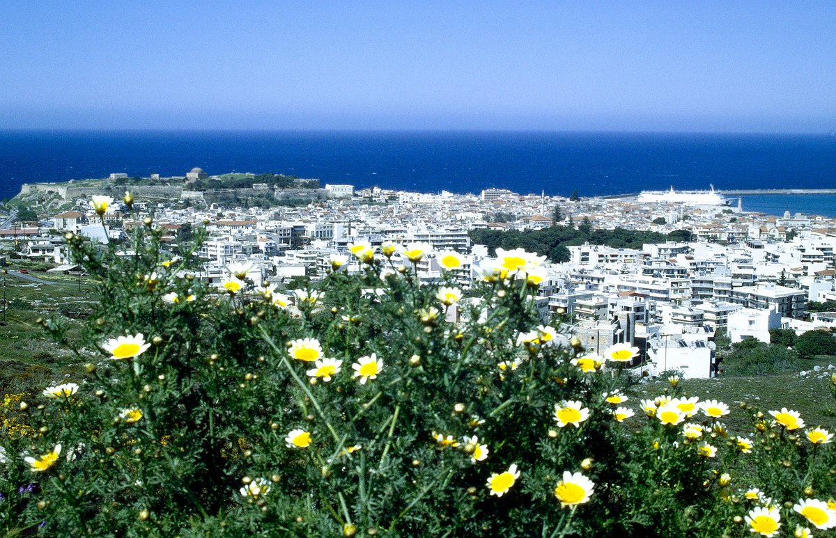 Blick auf Heraklion (Iraklib) auf Kreta. Bild vom Dia. Aufnahme: April 1999.