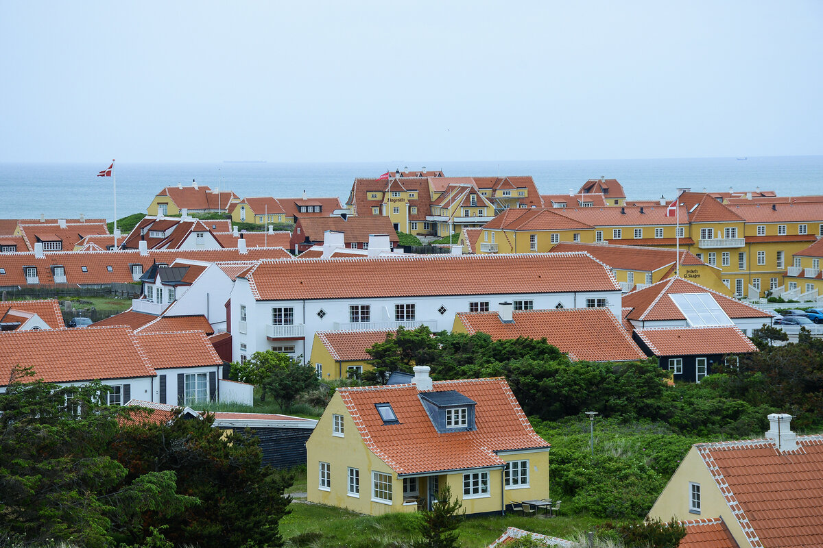 Blick auf H�jen (auch als Gammel Skagen bekannt) vom Seezeichen aus, das etwas s�dlich der Ortschaft liegt. Aufnahme: 12. Juni 2026.