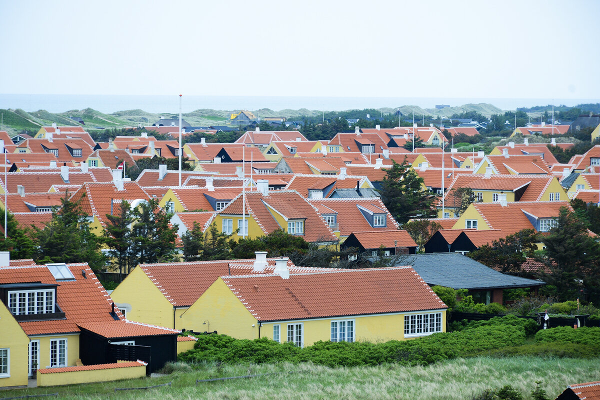Blick auf H�jen (auch als Gammel Skagen bekannt) vom Seezeichen aus, das etwas s�dlich der Ortschaft liegt. Aufnahme: 12. Juni 2026.