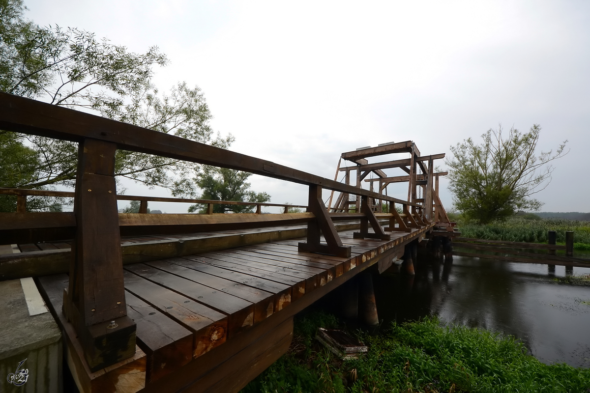 Blick auf die hlzernen Klappbrcke bei Nehringen und auf den Fluss Trebel, welcher  jahrhundertelang die natrliche Landesgrenze zwischen Mecklenburg und Vorpommern darstellt. (August 2012)