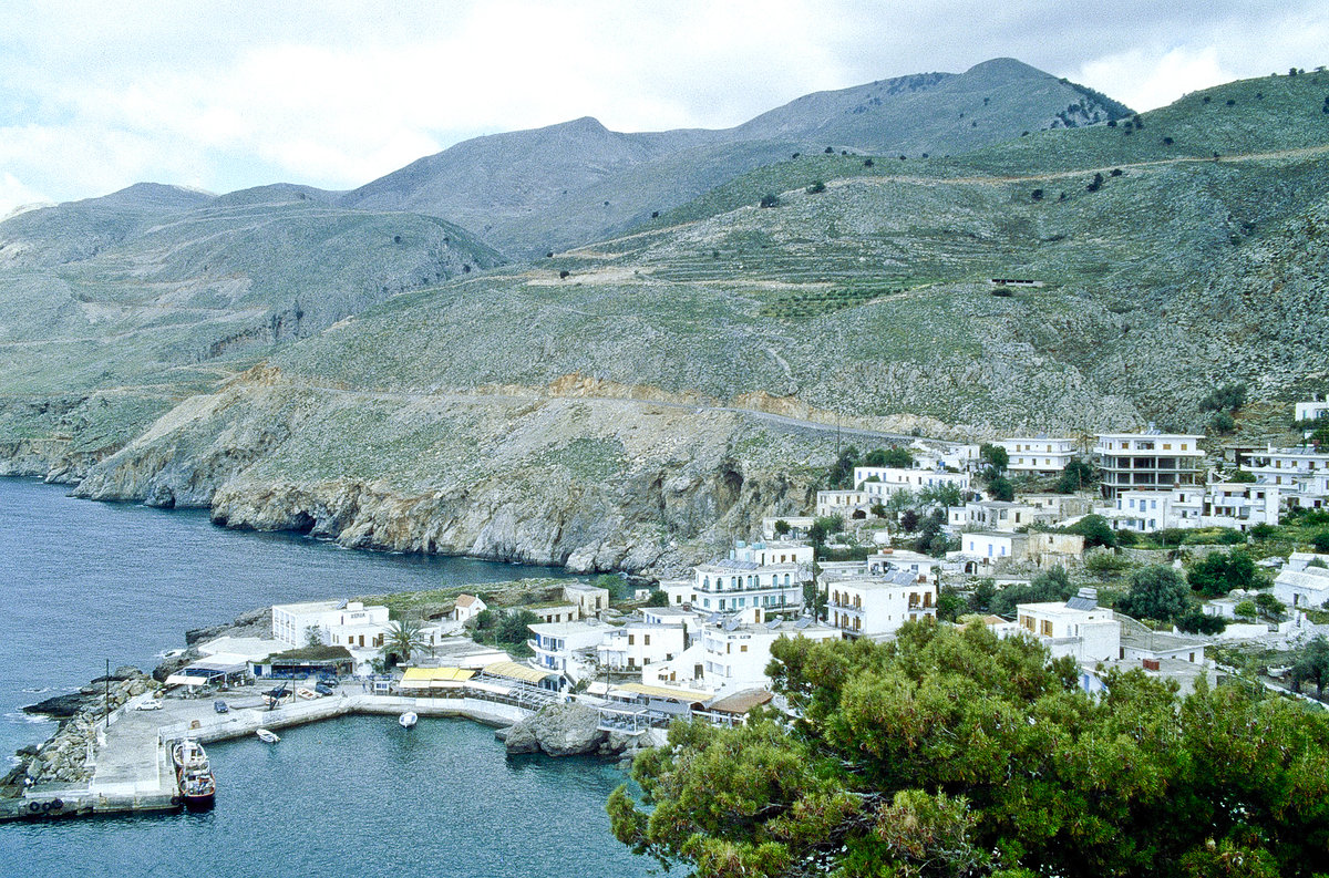 Blick auf Hora Sfakion an der Sdkste Kretas. Bild vom Dia. Aufnahme: April 1999.