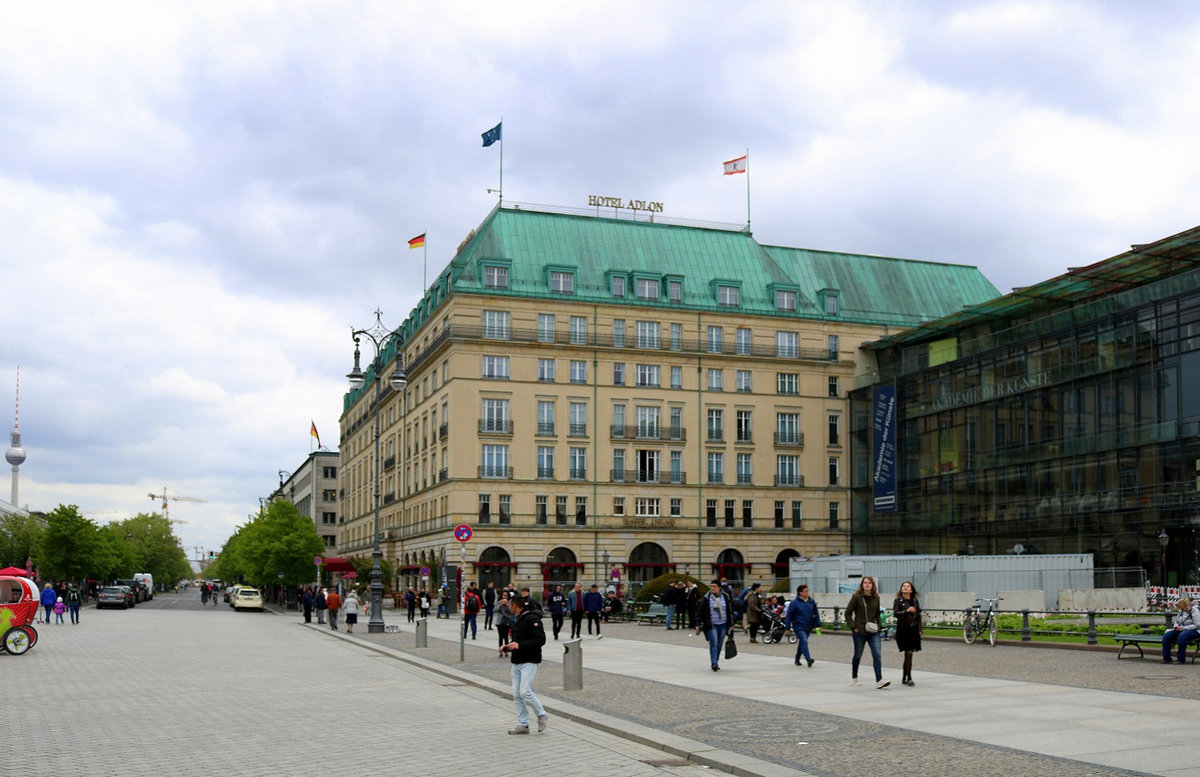 Blick auf das Hotel Adlon neben der Akademie der Knste in Berlin. [10.5.2017 | 11:55 Uhr]