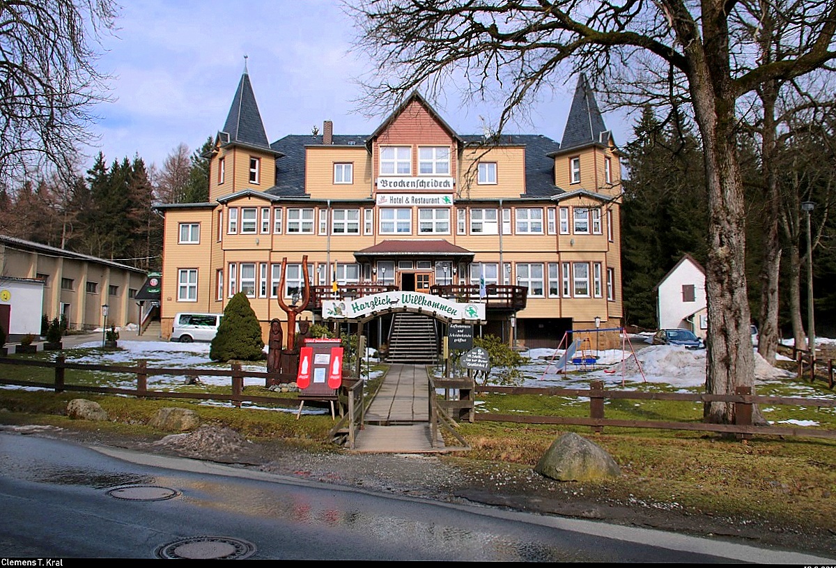 Blick auf das Hotel  Brockenscheideck  in Schierke, einem Ortsteil der Stadt Wernigerode. Dieses befindet sich unmittelbar neben der DJH Jugendherberge. [10.3.2018 | 14:28 Uhr]