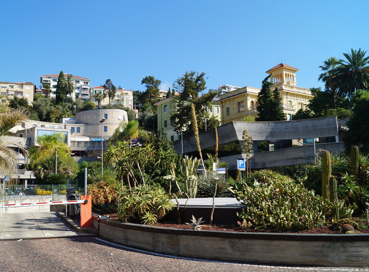 Blick auf den Hgel oberhalb des Empfangsgebudes des neuen Bahnhofes von San Remo in der Provinz Imperia. Seit 2001 wird dieser Bahnhof bedient, der ber einen 700 Meter langen Fugngertunnel mit den Tunnelgleisen verbunden ist. Die Gleisanlagen befinden sich also weit im Inneren des sichtbaren Hgels. 08.09.2018.