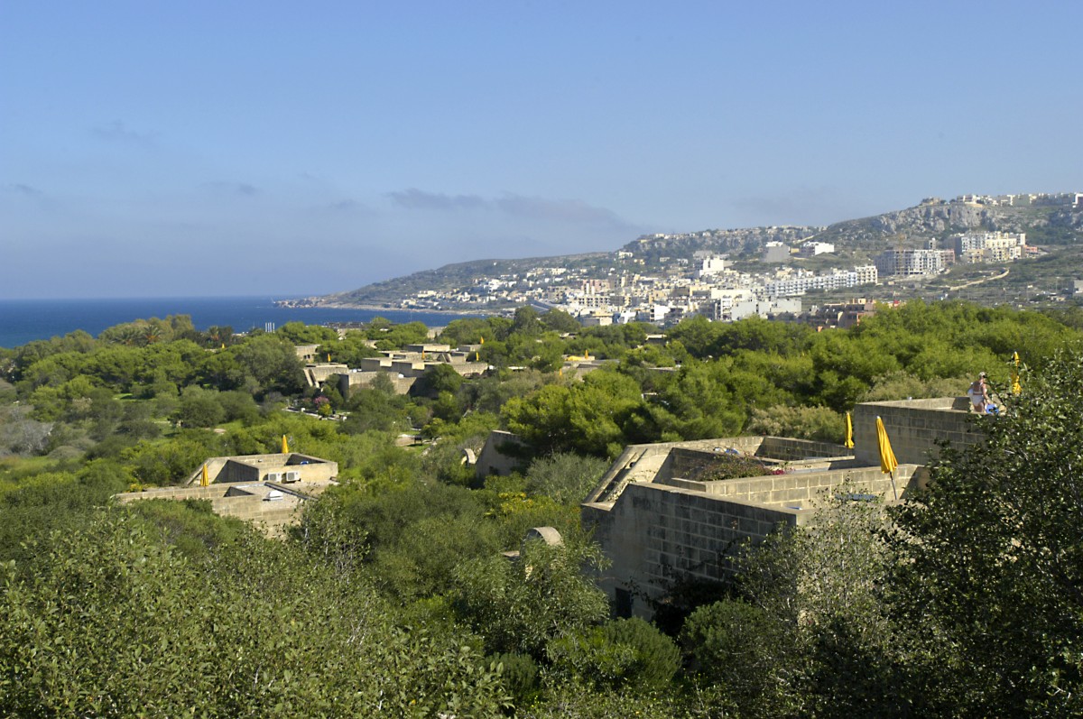 Blick auf Il-Mellieha von Mellieha Holiday Centre auf Malta. Aufnahme: Oktober 2006.