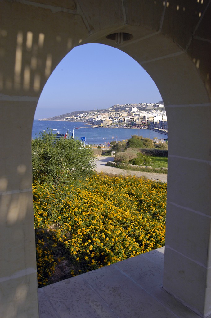 Blick auf Il-Mellieha von Mellieha Holiday Centre auf der Insel Malta. Aufnahme: Oktober 2006.