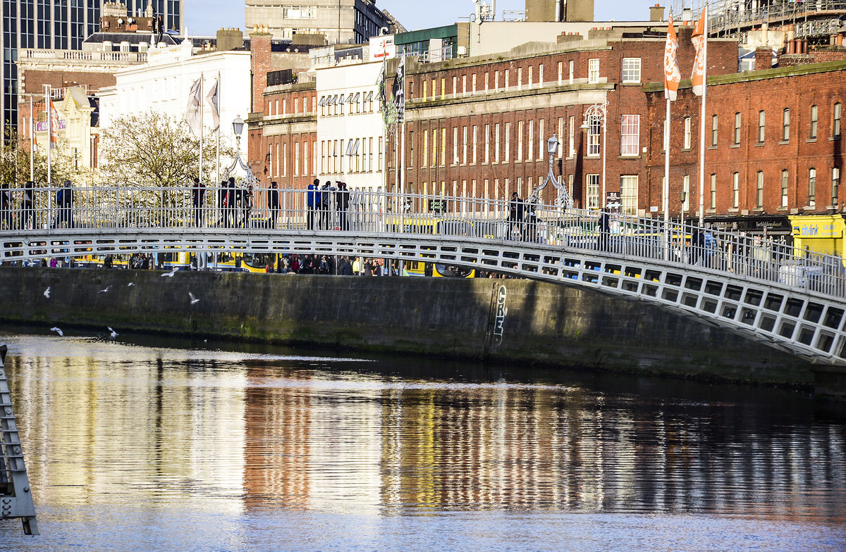 Blick auf die Innenstadt von Dublin und die Liffey von O'Connell Bridge. Im Vordergrund ist die Ha'penny Bridge zu sehen. Aufnahme: 11. Mai 2018.