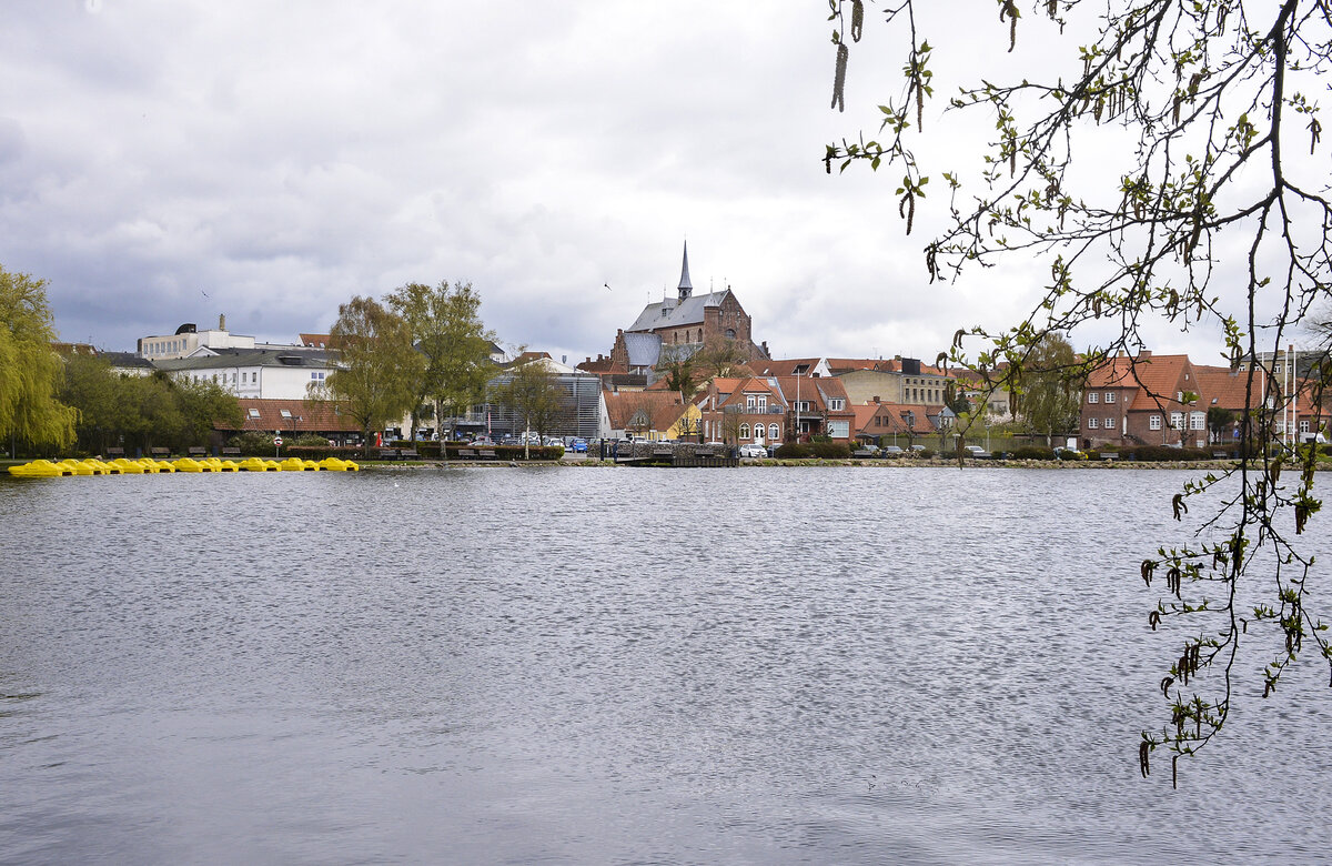 Blick auf die Innenstadt von Hadersleben (dnisch: Haderslev) vom Stadtpark Damparken. Aufnahme: 5. Mai 2021.