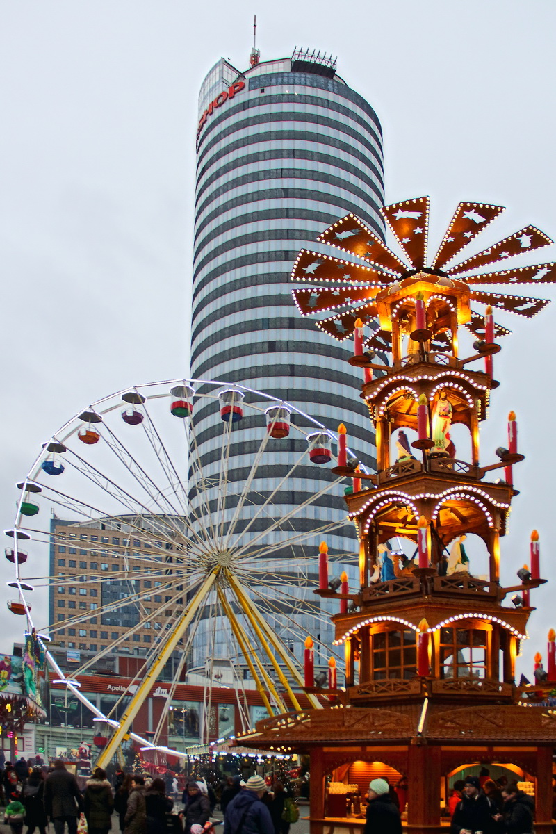 Blick auf den Jen-Tower mit Teilen des Weihnachtsmarktes am 09. Dezember 2017.