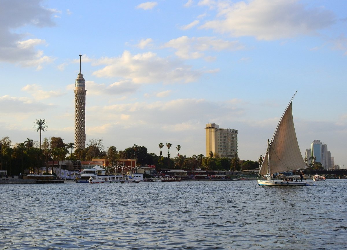 Blick auf Kairo mit dem markanten Fernsehturm  Burg el Quahira  Aufnahme entstand von einem Boot aus auf dem östlichen Nilarm am 26.04.2017.
