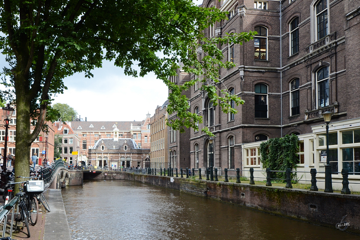 Blick auf den Kanal Grimburgwal in Amsterdam. (August 2012)