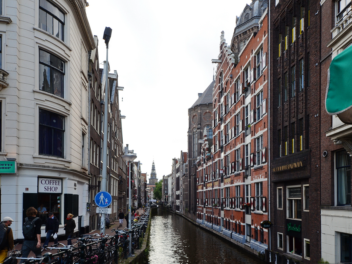 Blick auf den Kanal Oudezijds Kolk in Amsterdam. (August 2012)