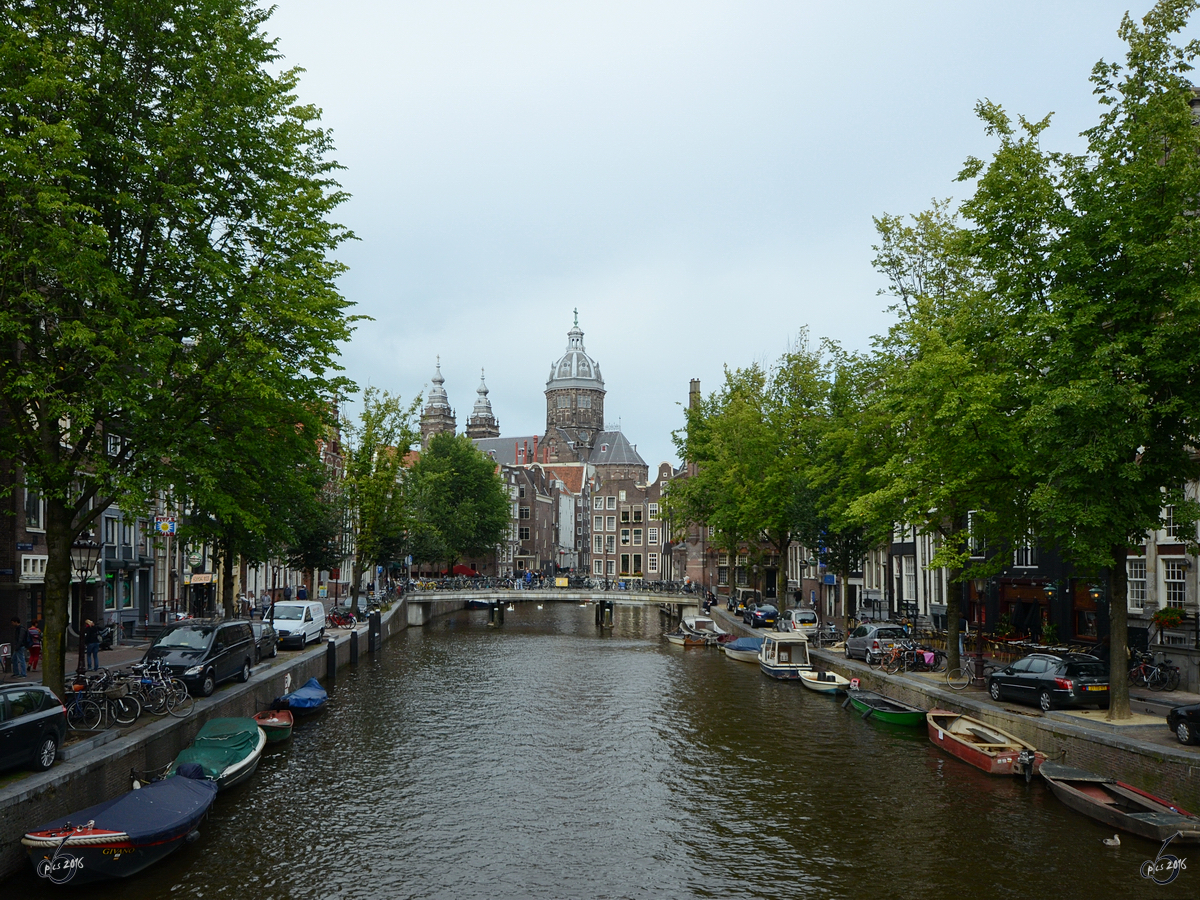 Blick auf den Kanal Oudezijds Voorburgwal in Amsterdam. (August 2012)