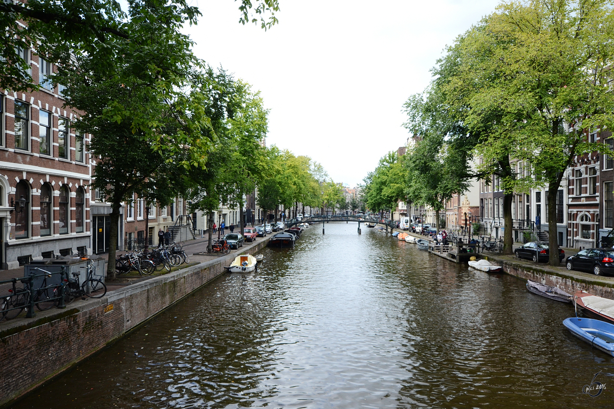 Blick auf den Kanal Oudezijds Voorburgwal in Amsterdam. (August 2012)