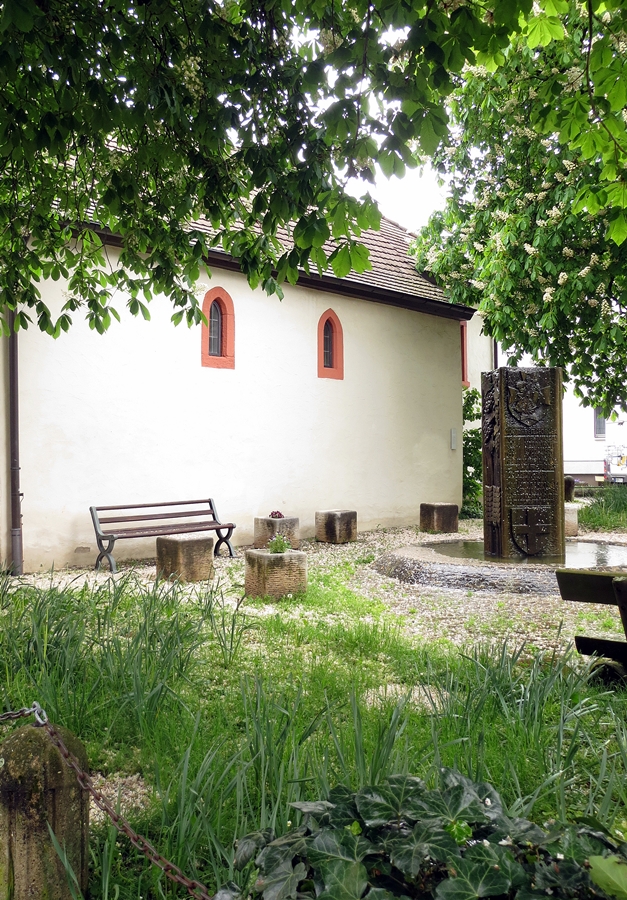 Blick auf den kastanienbltenverregneten Kapellenwinkel mit Brunnen aus dem Jahre 1986 zum 1200 - jhrigen Jubilum von Freiburgs sdlichem Stadtteil St-Georgen. Mrz 2105