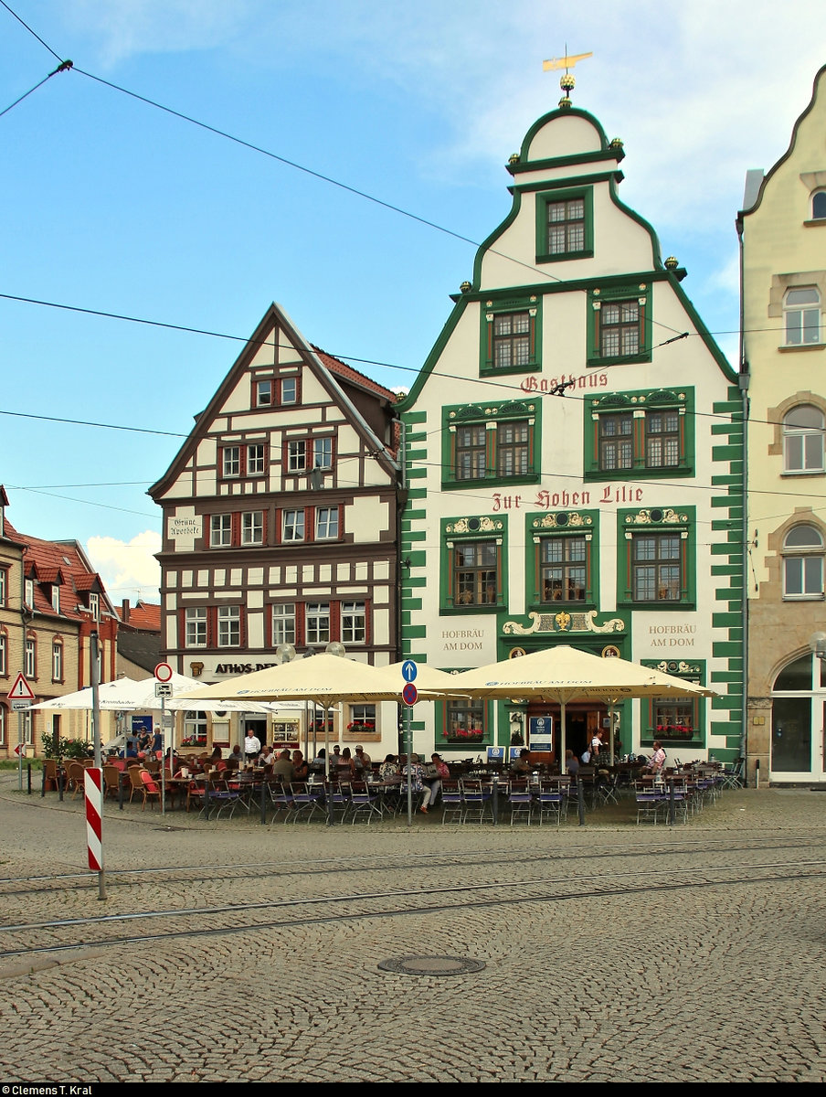 Blick auf die in der Kettenstrae, am Domplatz gelegenen Fachwerkhuser  Grne Apotheke  und  Gasthaus Zur Hohen Lilie  (Renaissance-Stil) in Erfurt. Beide werden im Erdgeschoss jeweils als Restaurant genutzt.
[3.6.2019 | 17:13 Uhr]