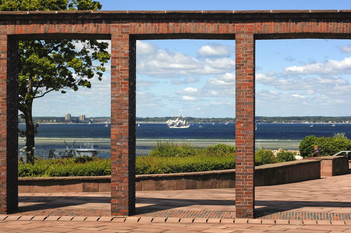 Blick auf die Kieler Frde vom Marine-Ahrenmal in Laboe. Aufnahme: Mai 2008.