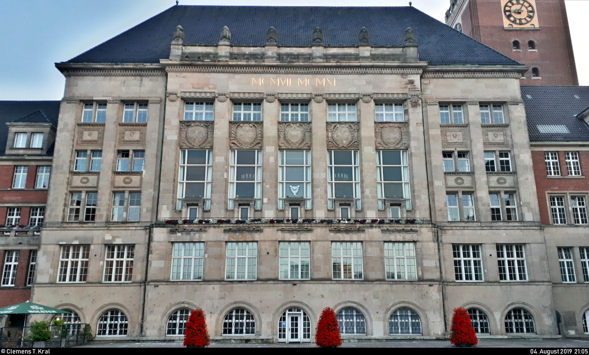 Blick auf das Kieler Rathaus - leider mit etwas Sturz. da der Rathausplatz wegen des Aufbaus einer Bhne nicht zugnglich war.
(Smartphone-Aufnahme)
[4.8.2019 | 21:05 Uhr]