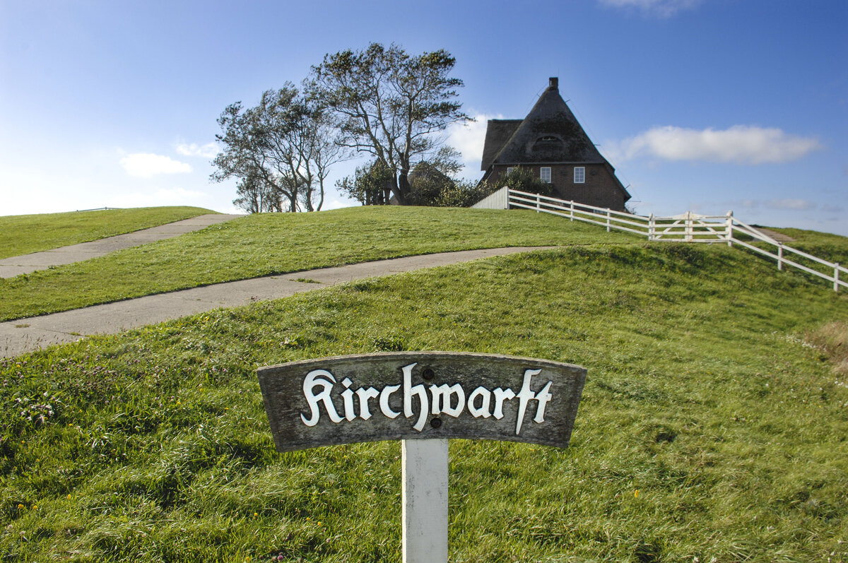 Blick auf Kirchwarft auf der Hallig Hooge im Nordfriesisichen Wattenmeer. Aufnahme: 4. Oktober 2021.