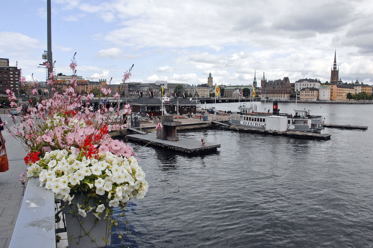 Blick auf Klara Mlarstrand von der Brcke Stadshusbron in Stockholm. Das Stockholmer Stadtbild und seine Architektur sind von der besonderen Lage der Stadt an den Ufern des von Westen nach Osten verlaufenden Ausflusses des Mlaren, dem in nordsdlicher Richtung verlaufenden Hhenrcken der Gletschermorne und der zentralen Stadtinsel mitten im Strom geprgt.
Aufnahme: 25. Juli 2017.