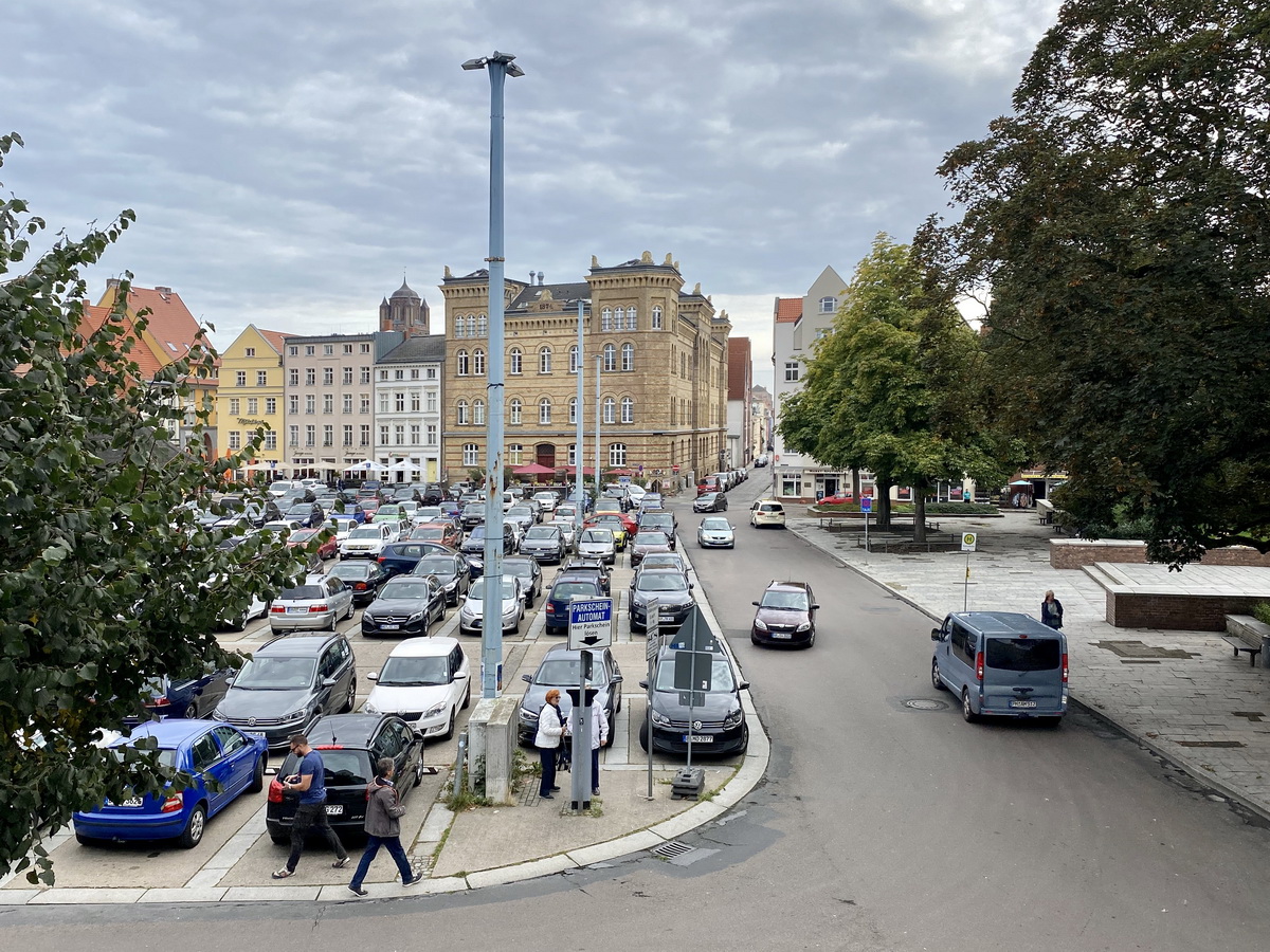 Blick auf den kleinen Markt und auf das ehemalge Militr Hospital am 26. September 2020.