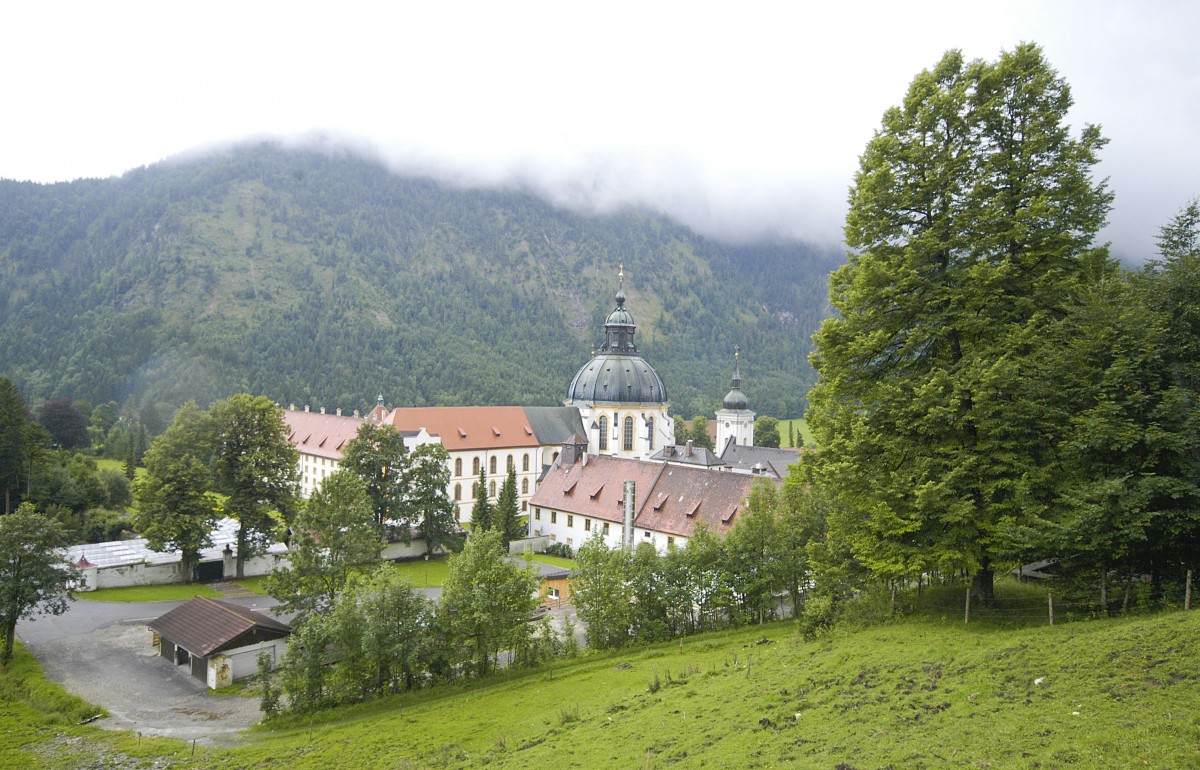 Blick auf das Kloster Ettal. Die Abtei liegt rund zehn Kilometer nrdlich von Garmisch-Partenkirchen und sdstlich von Oberammergau. Aufnahme: August 2008.