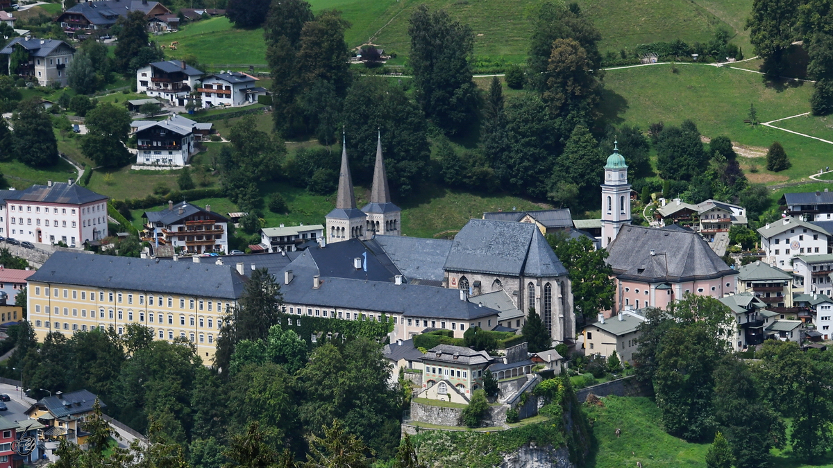 Blick auf das königliche Schloss Berchtesgaden mit der Stiftskirche und der Pfarrkirche St. Andreas. (August 2020)