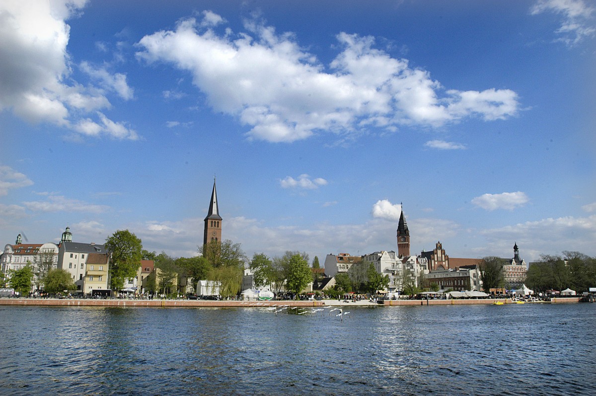 Blick auf Kpenick von der Spree. Kpenick ist ein Ortsteil im Bezirk Treptow-Kpenick im Sdosten von Berlin und besitzt eine eigenstndige mittelalterliche Stadttradition. Aufnahme: 1. Mai 2008.