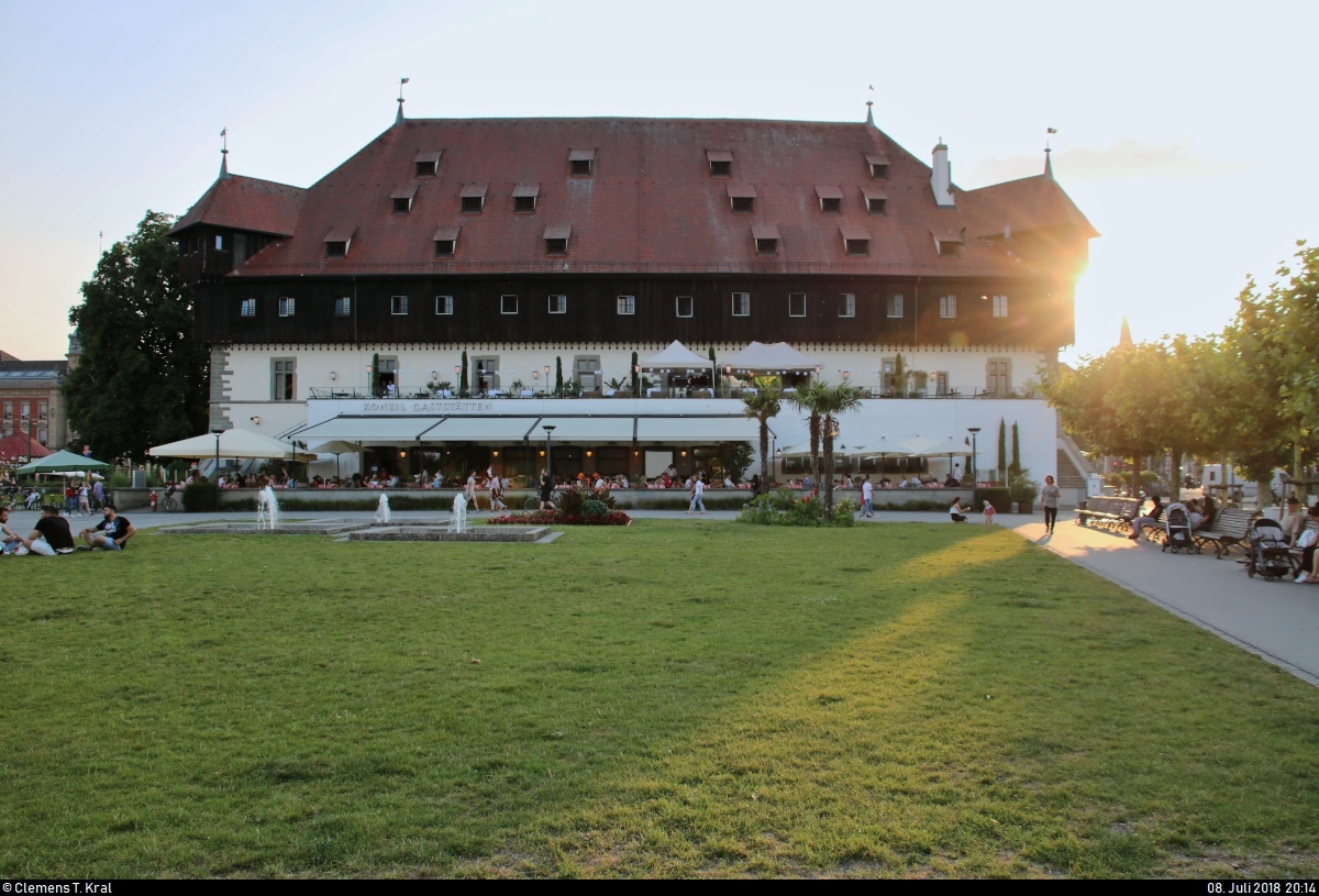 Blick auf das Konstanzer Konzil, das am Hafen Konstanz liegt, im Abendlicht.
[8.7.2018 | 20:14 Uhr]